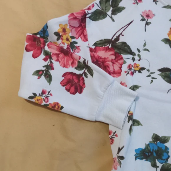 🤍💙🩷🧡 NWOT Womens No Boundaries Floral Print Sweater Large Fun Party Date - Picture 2 of 4